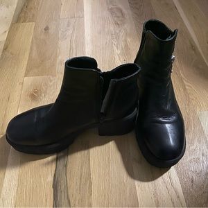 100% leather chunky heel booty - size 40